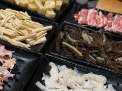 -果松木炭酸菜铜火锅·外婆参鸡汤