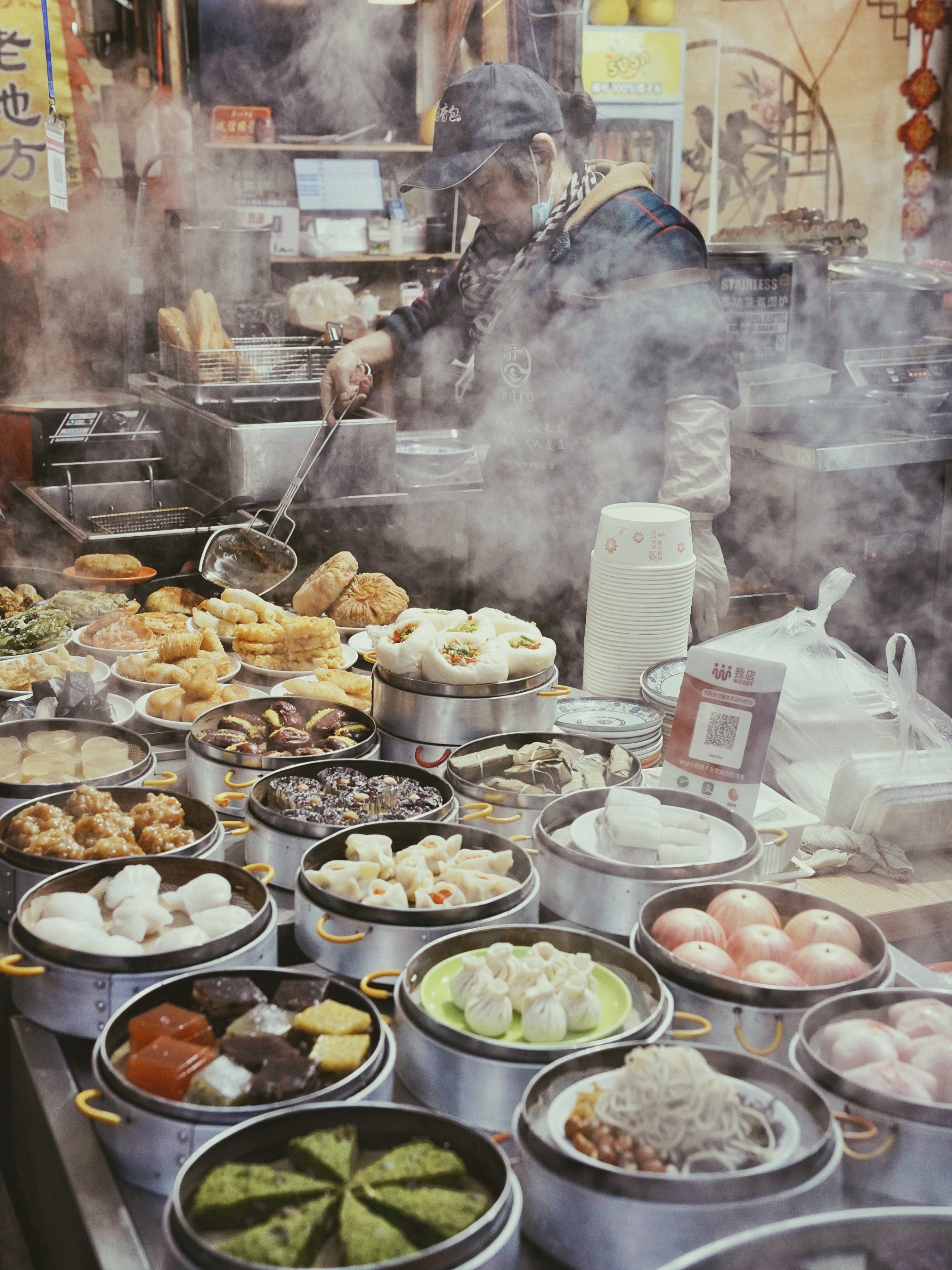 n游埠古镇永安码头镇上店铺林立,商贾云集,当地务工人凌晨搬运货物