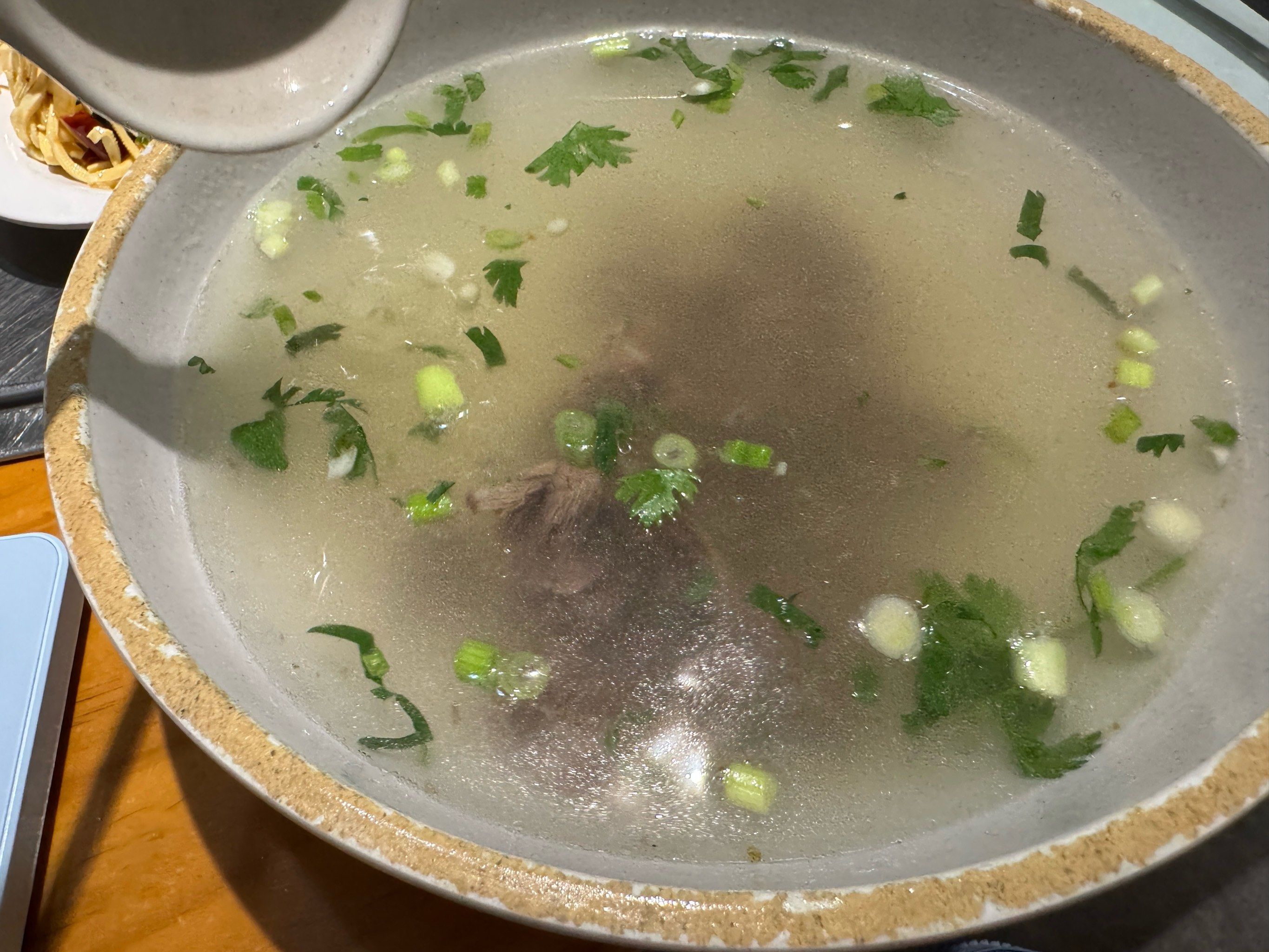 天气凉了,太适合来喝一碗热乎乎的驴肉汤了