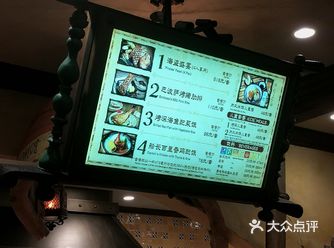 吃饭的时候，杰克船长还出来合影拍照…