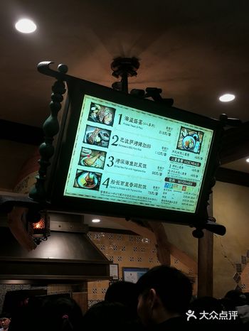 吃饭的时候,杰克船长还出来合影拍照…