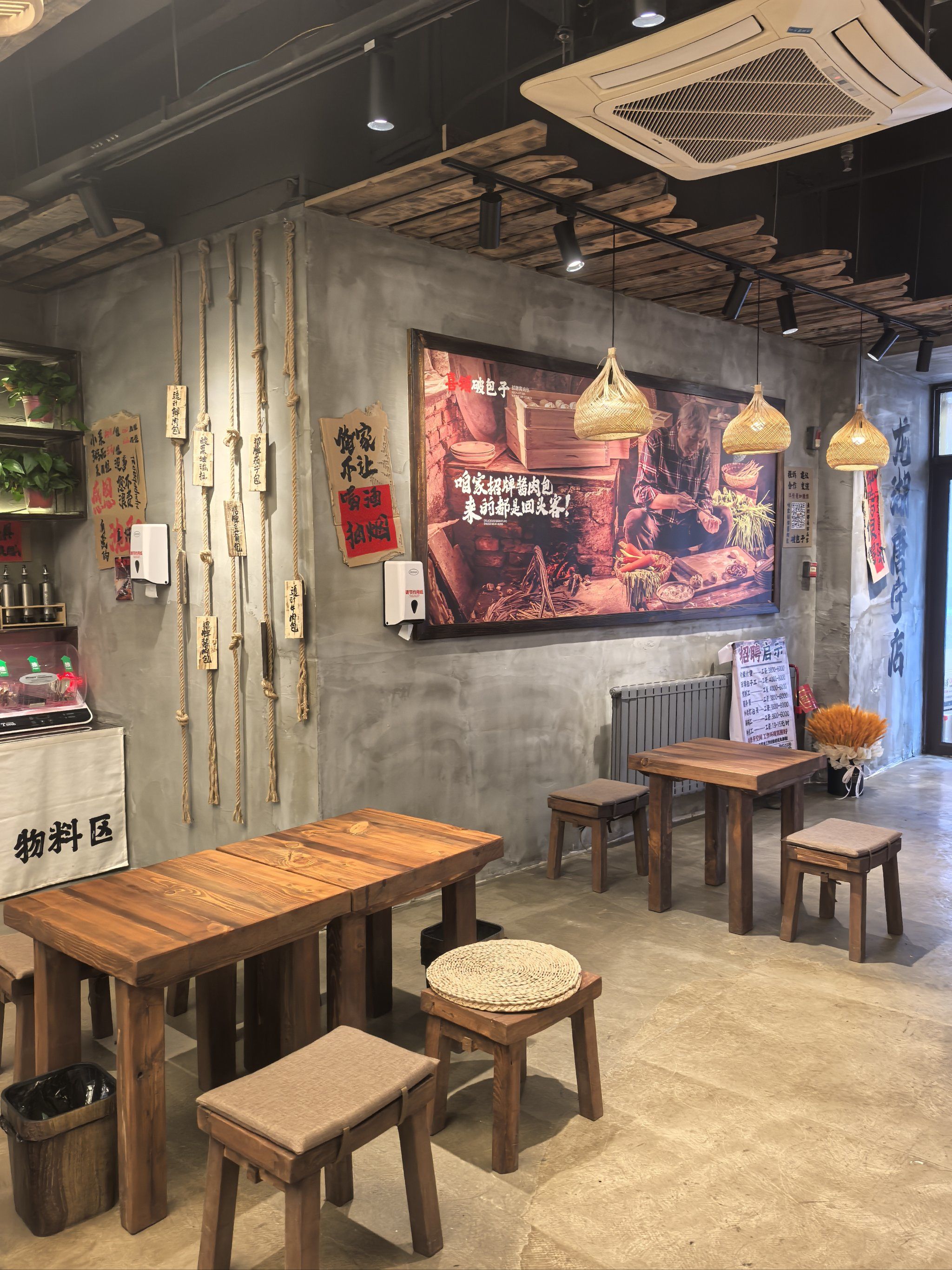 这家的包子皮薄馅多,咬一口汁水四溢,店内