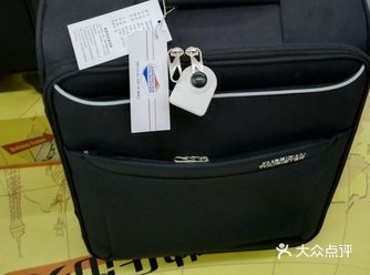 开学买好物之行李箱篇。上学期的行李箱在我的暴力拖拽之