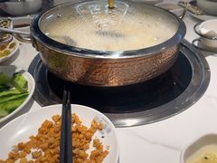 -洪氏嗨捞·广东猪肚鸡·椰子鸡火锅(西咸万象城店)