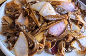 Stir-Fried Meat with Mountain Mushrooms