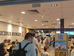 -麦当劳(上海虹桥站30B检票口楼上)