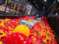-嘿哟动霸CHUA·新潮玩运动娱乐中心·蹦床滑冰团建乐园