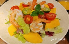 Fresh Sliced Mango and Tiger Prawn Tail Salad