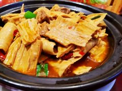 土腐竹牛腩煲-屋顶花园餐厅(步行街老地王大厦店)