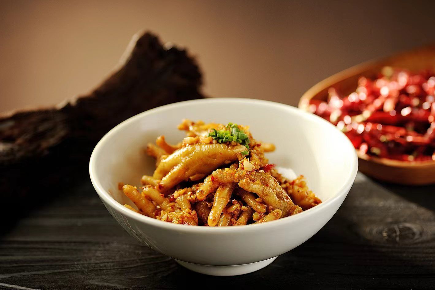 宴东家蒜蓉鸡爪是一道备受好评的美食,以其