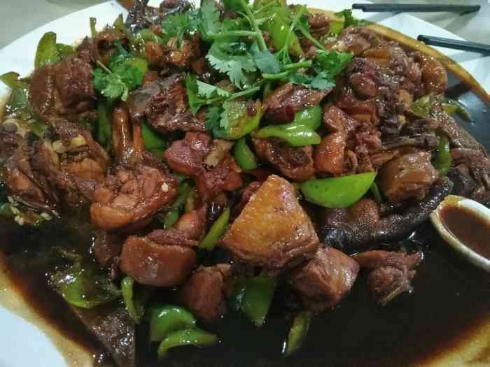 山沟沟炒鸡-"这是齐都花园附近的一家炒鸡店,店铺整体面.