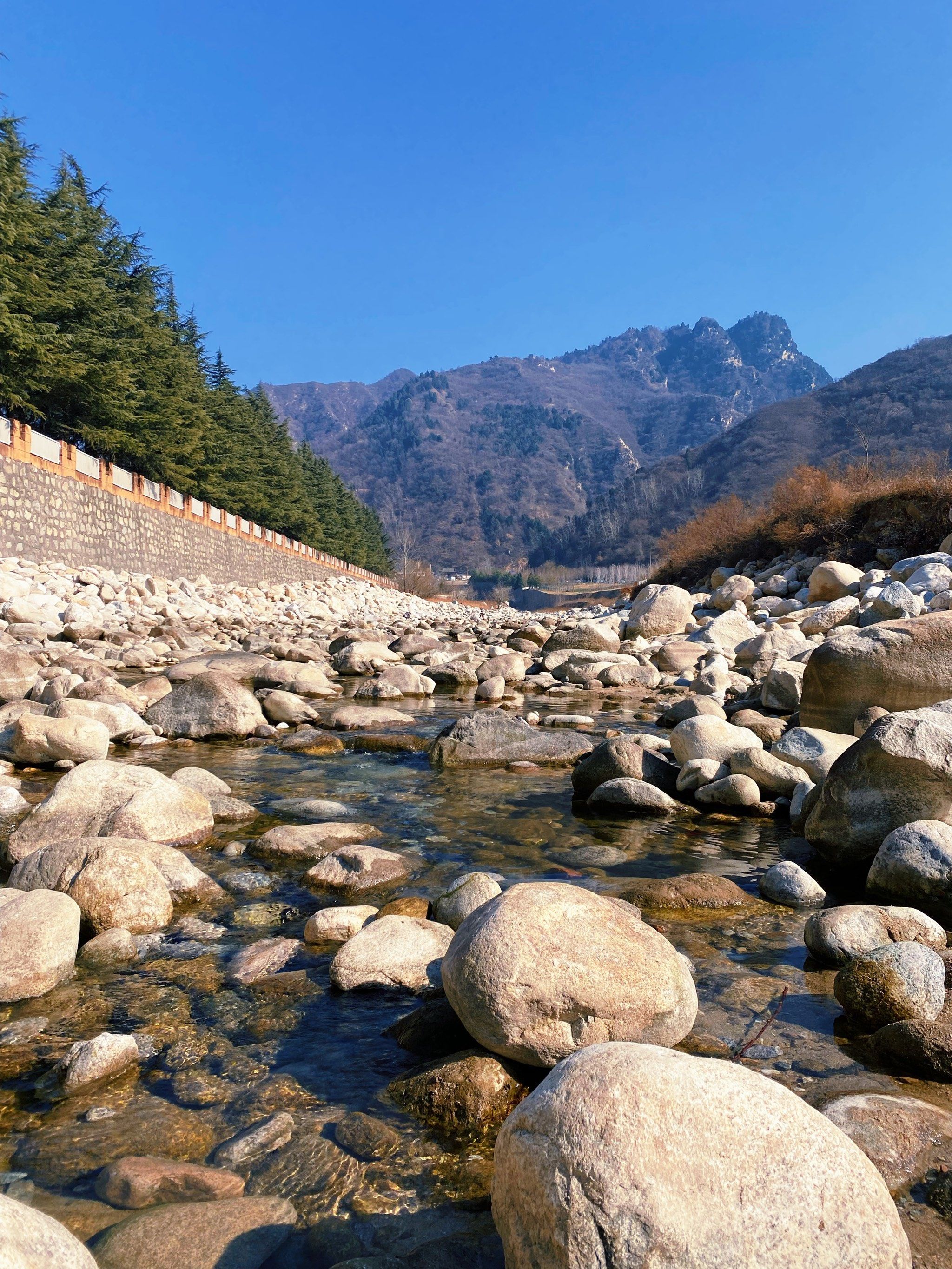 n
今天游玩目的地:沣峪口

冬季来沣峪口的人不算多,我们暗车