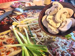 -渝嘴小老弟老火锅(华新村店)