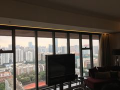 套房的全景落地玻璃窗，可远望广州市长大厦，体育学院足球场-广州天河希尔顿酒店