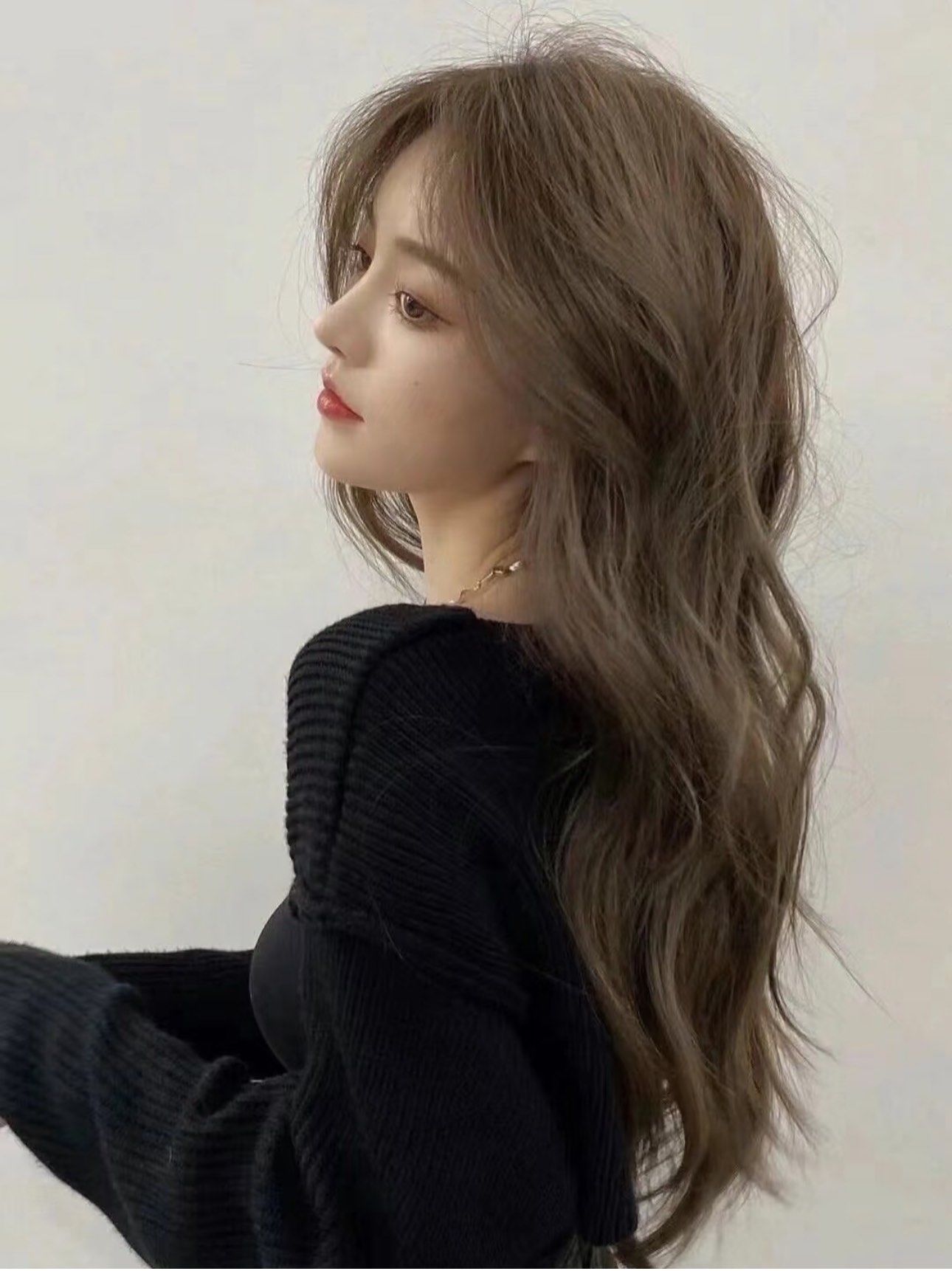 染发设计左一 
秋冬发色推荐染完可以告别浓妆爱了
2023最最显白