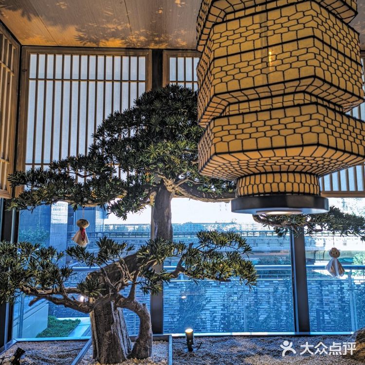 这是一份超大的刺身船,盛满了来自世界各地的新鲜海产