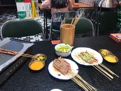 -何妹湿辣牛肉·粤式烧烤砂煲(桂雅路店)