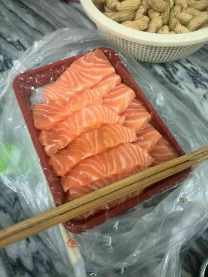 刚好路过 看到外面牌子说 今天特价三文鱼净食48一份 要了一份打包走