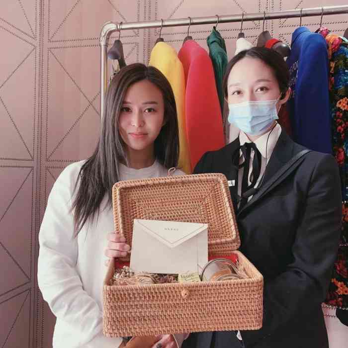 gucci(奥莱店)-"这家店的店员普遍都是一对一的服务.感觉很.