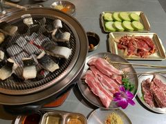 -围炉肉舍•炭烤活鳗•丹东海鲜烤肉(步行街店)