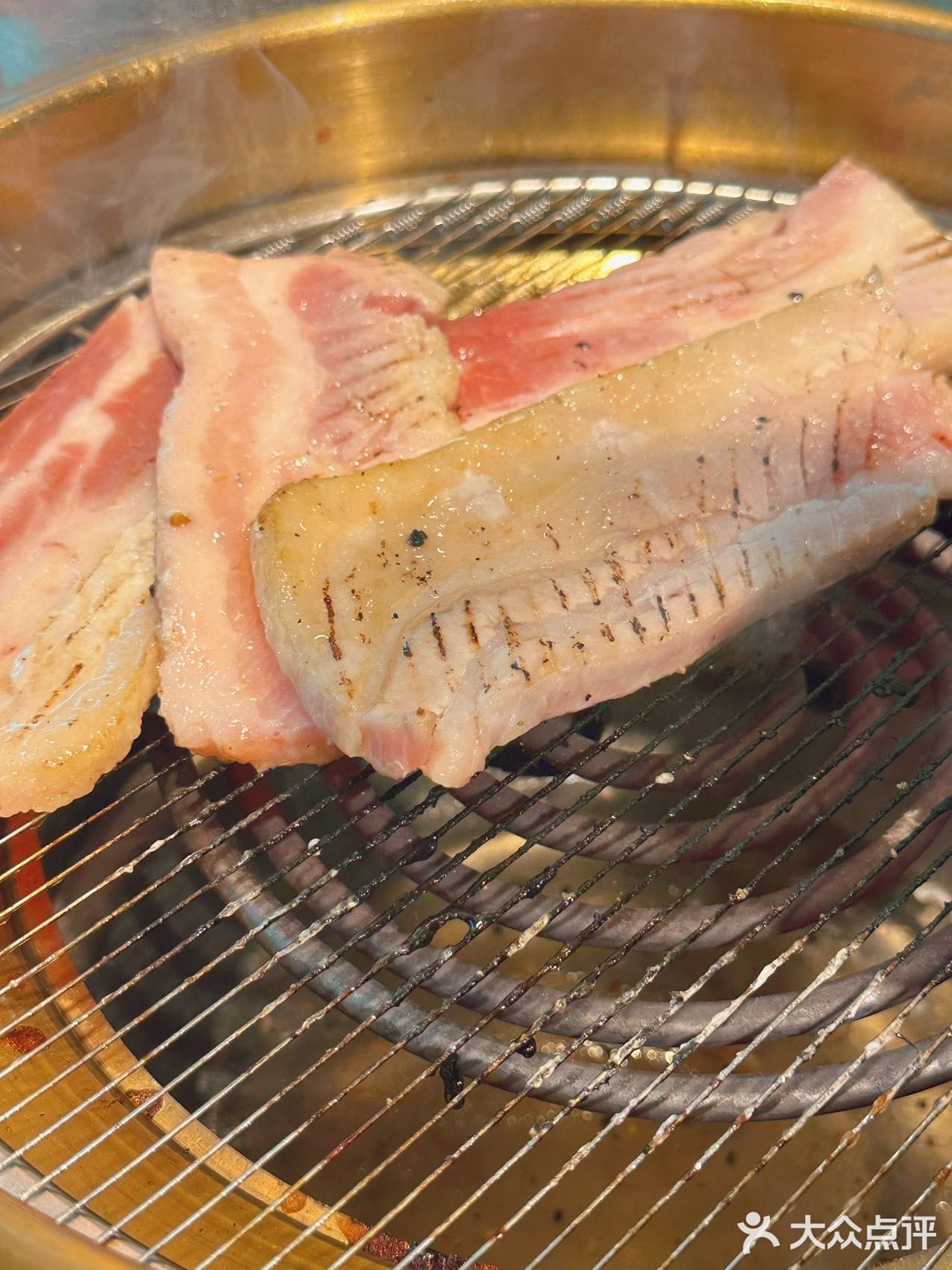 坠坠爱在这种半开放式的环境下炫无限烤肉啦🍖