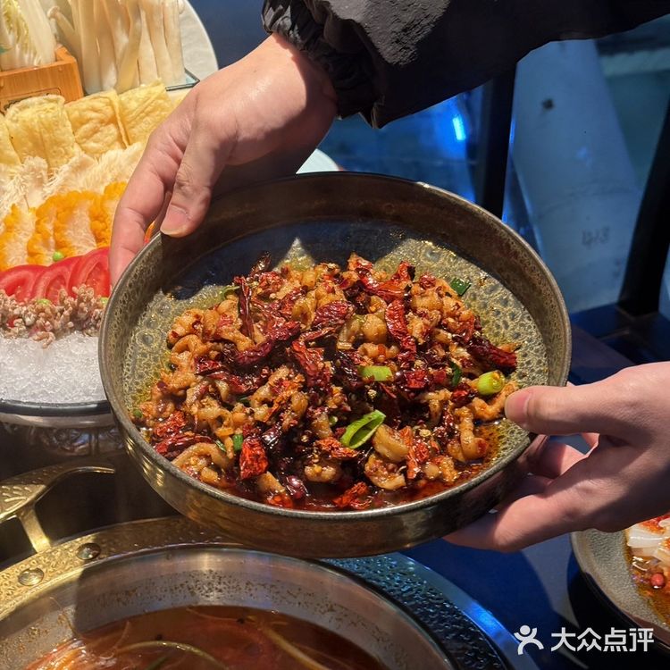 贵阳海豚广场的苗寨酸汤鱼夜景美到尖叫!