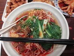-爆炸头阿姨小四川正宗川味小吃(无任何分店)