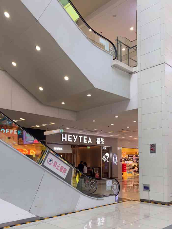 喜茶(翠微印象城店)-"这家喜茶没什么人排队,不过只有一位制作师.