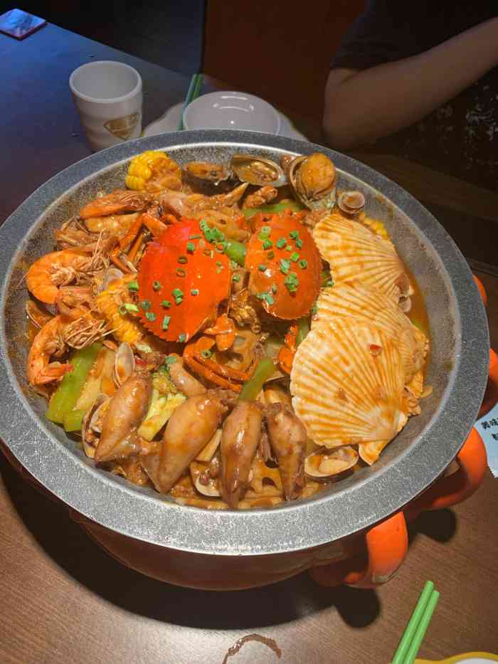 多嘴超级肉蟹煲(国贸店)-"[薄荷]环境:最近刚开的新店,在蛙小侠.