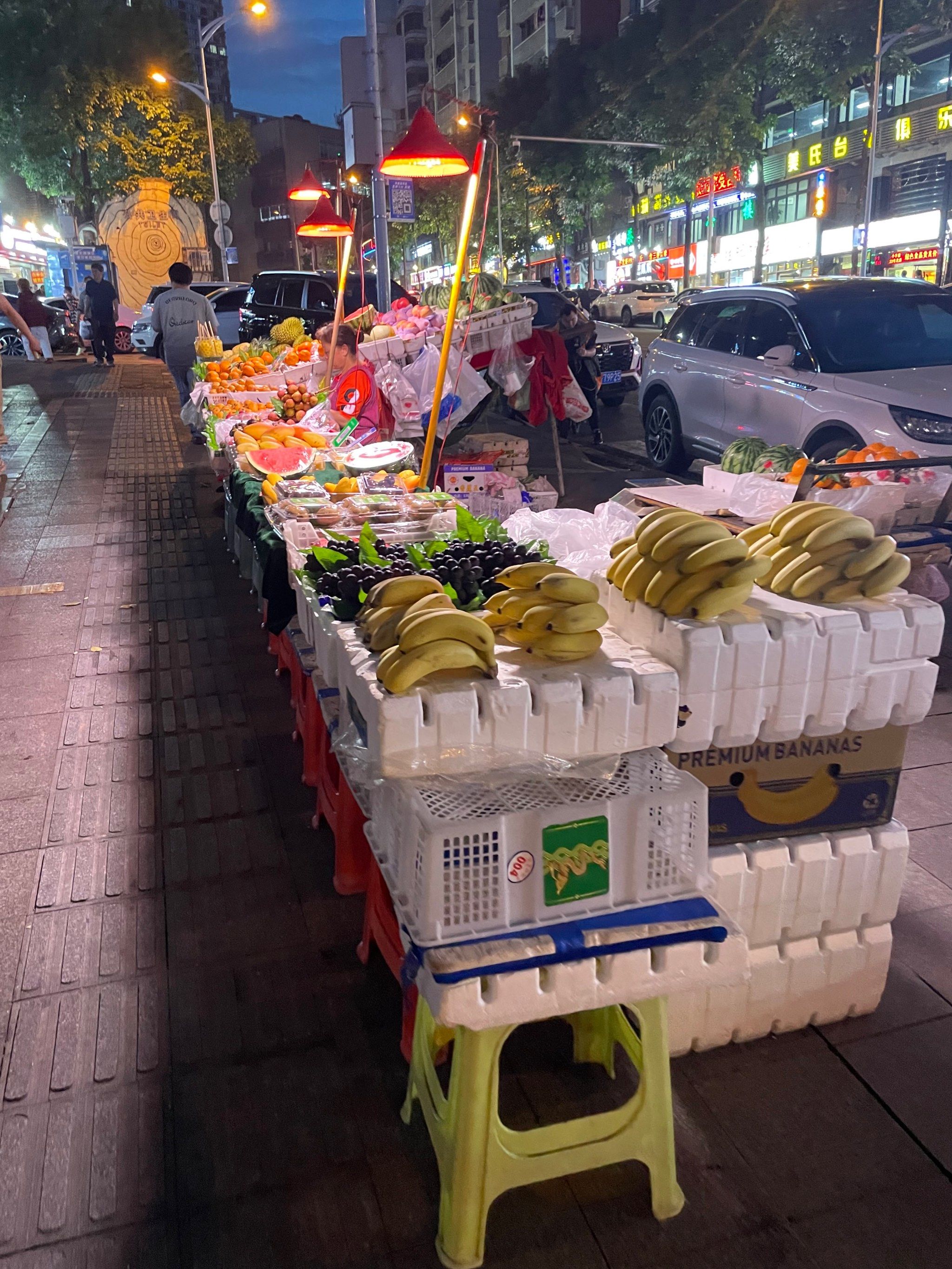 天天领红包 科园四路夜市一条街的水果摊摊,每天下午五六点的样子出