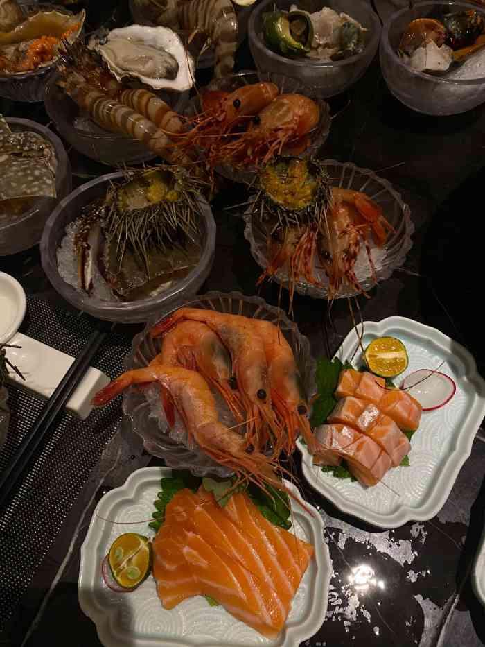 半岛翡丽海鲜自助餐厅-"[薄荷]环境:总体环境还不错,但是在二楼.