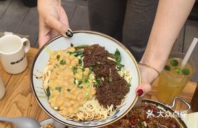 Dadou Broad Noodles with Pea and Meat Sauce