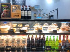 面包甜点陈列柜-HELLO 27 意面·沙拉·帕尼尼