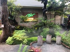 -Chom Cafe and Restaurant