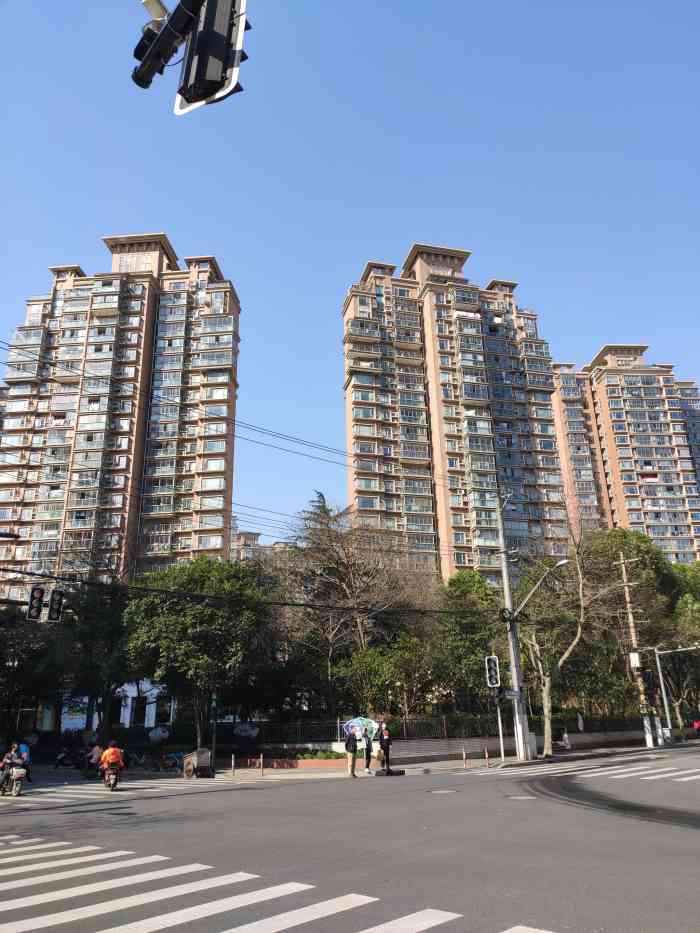 小区还可以哦,环境不错,对面是个商场,有吃的,哈哈