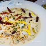 应该是把花椒磨碎来调味，去骨的鸡肉并不会很辣辣
