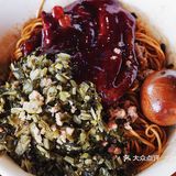 咸菜和拌面真是绝配大肉看着油其实肥而不腻