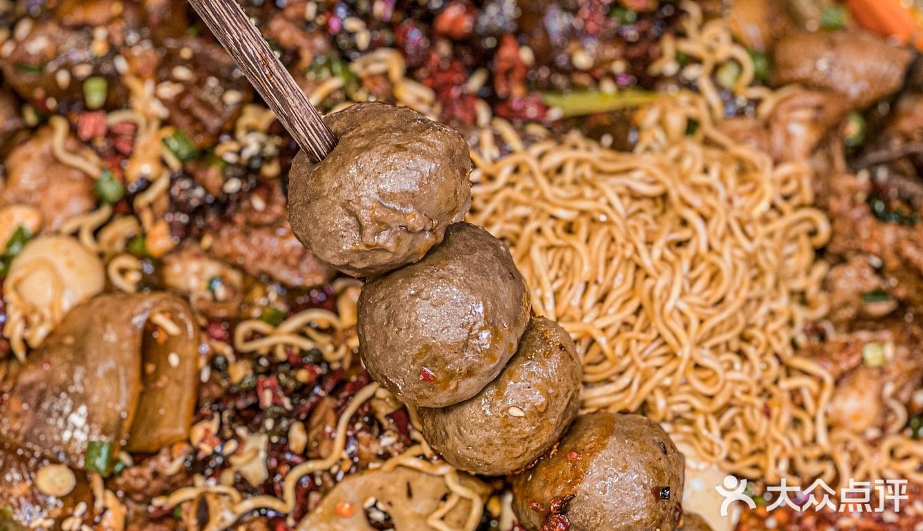 我觉得拿着盘盘吃的麻辣烫那才叫香