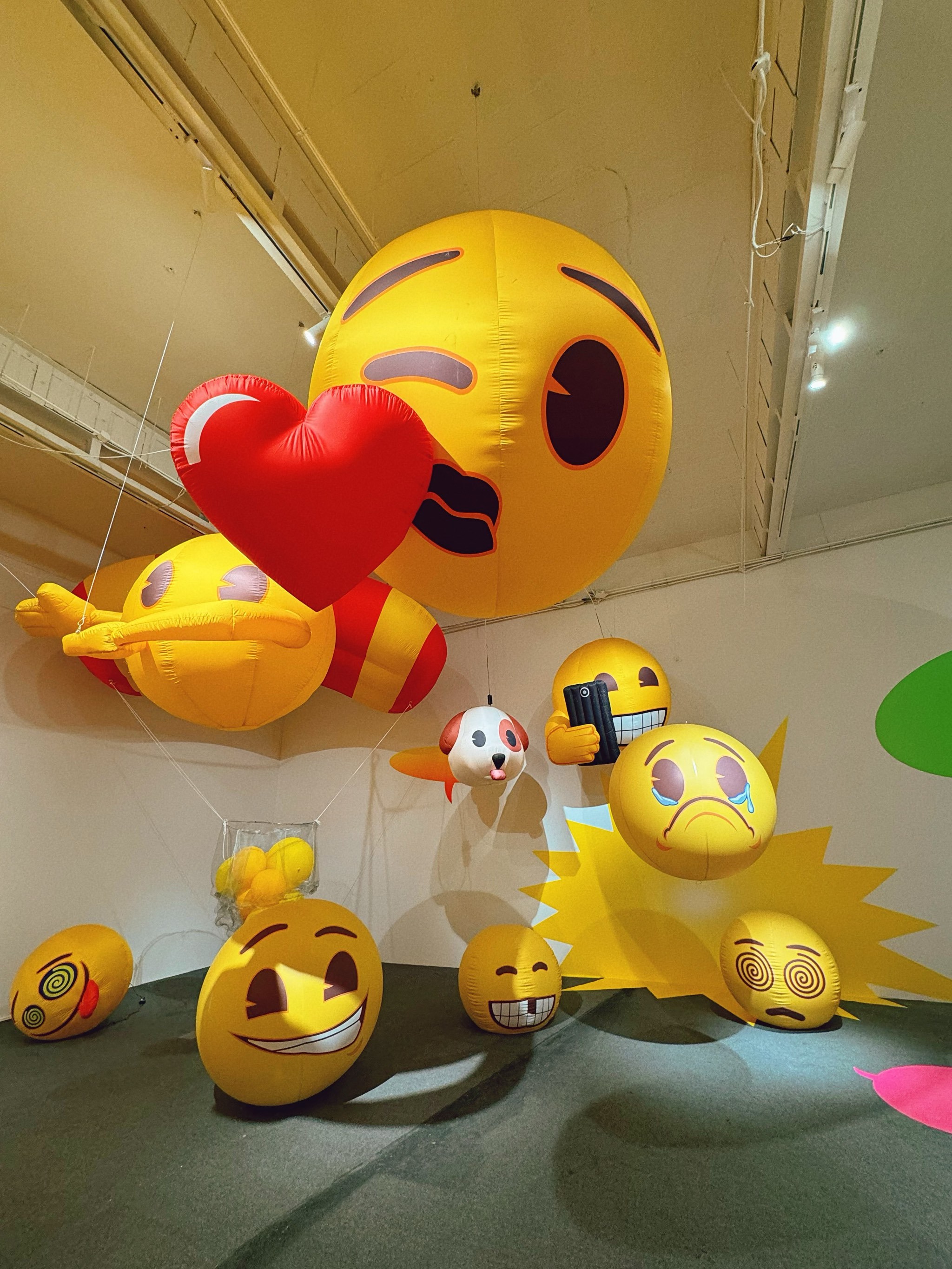 emoji展览巨出片给工作的周六带来欣喜