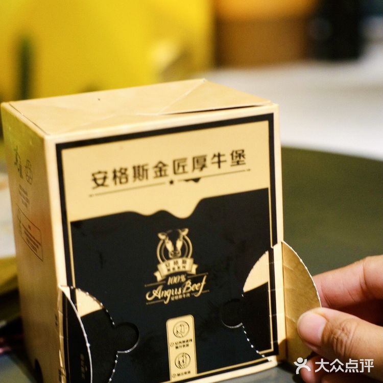 跟着豆豆吃｜敷🧀芝士面膜的安格斯MAX厚牛堡！嫩到爆！