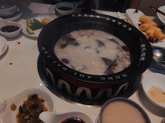 -洪氏嗨捞·广东猪肚鸡·椰子鸡火锅(西咸万象城店)