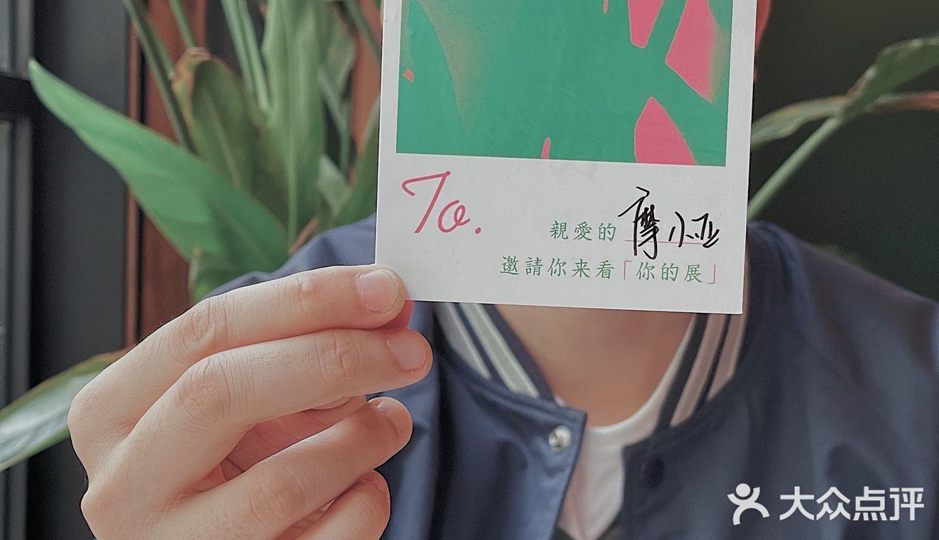 小亚：周末陪我去看一个展吧。导哥：… …