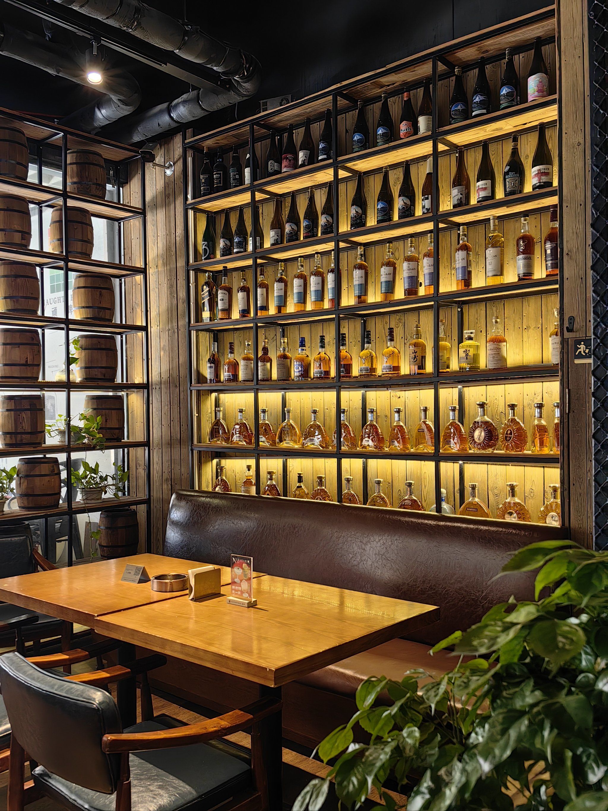 木质酒吧的温暖时光