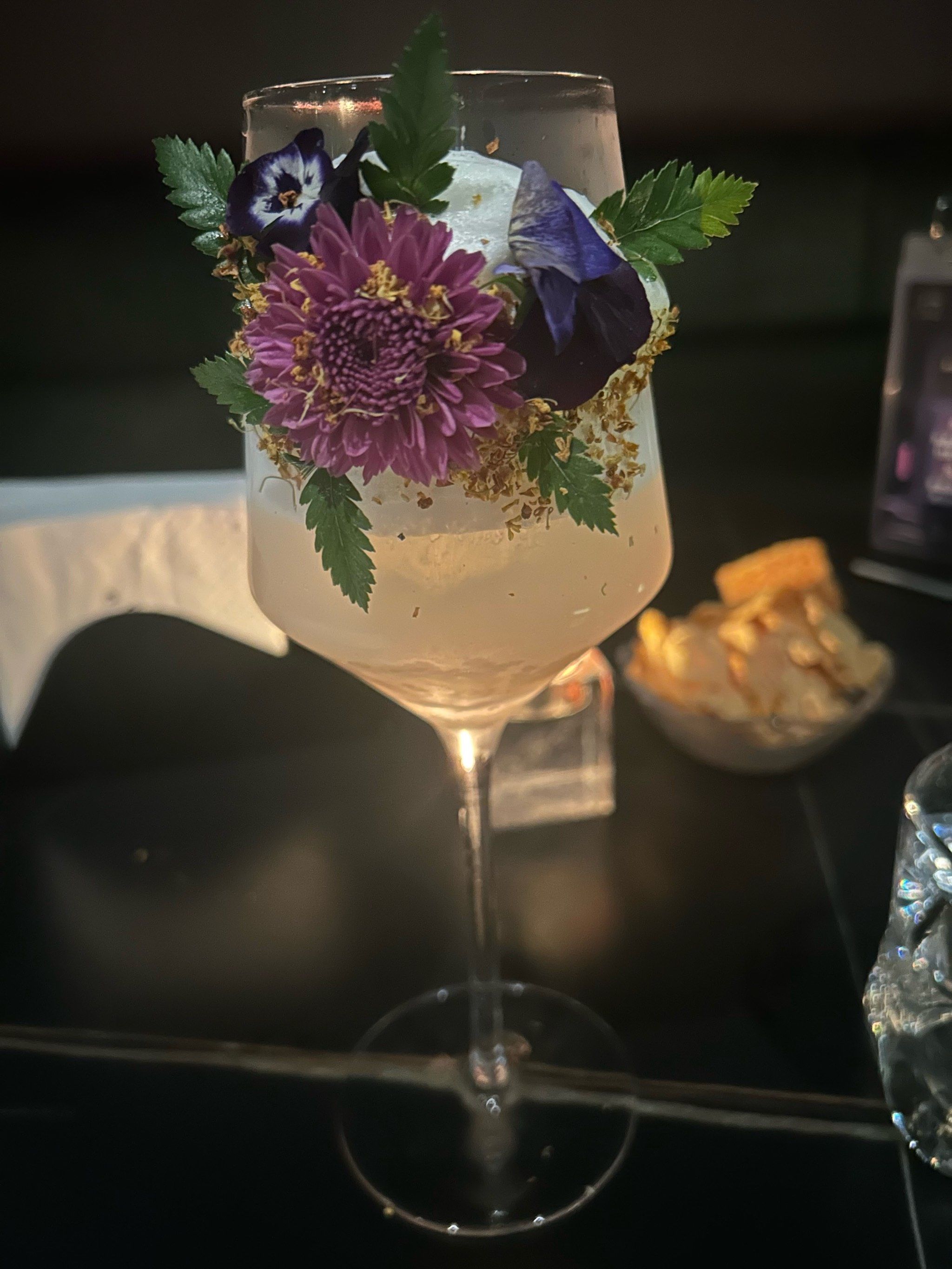 美丽的花朵镶嵌在酒杯上 喝酒花香留痕