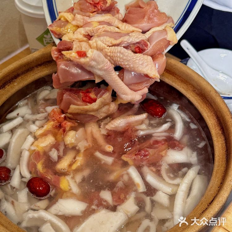 十一合村这家鸡煲火锅，“椰”没和你商量！