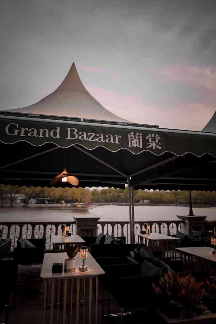 兰棠grand bazaar(蓝色港湾店"蓝港的湖畔美食街总是令人向往,这次