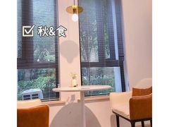 靠窗位-露露家咖啡店