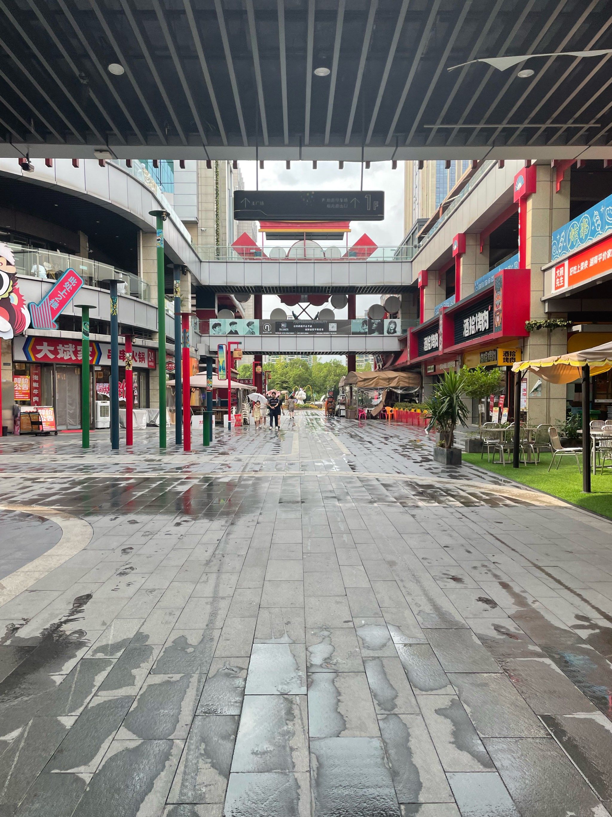 商业街的热闹时光