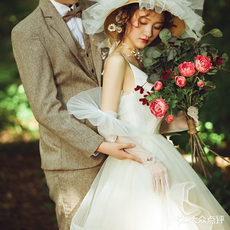 今天和大家分享一组轻复古森系婚纱客片作品