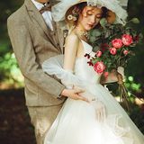 今天和大家分享一组轻复古森系婚纱客片作品